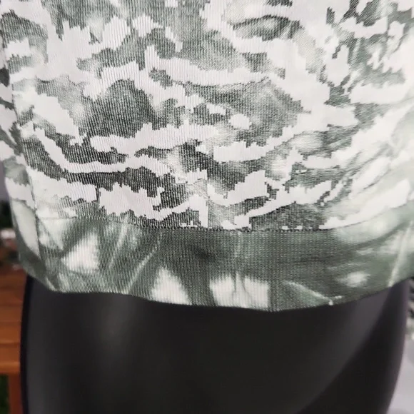 Fabletics Mari Seamless Tiger Print Crop Top | Sage Green | XS - Picture 4 of 5